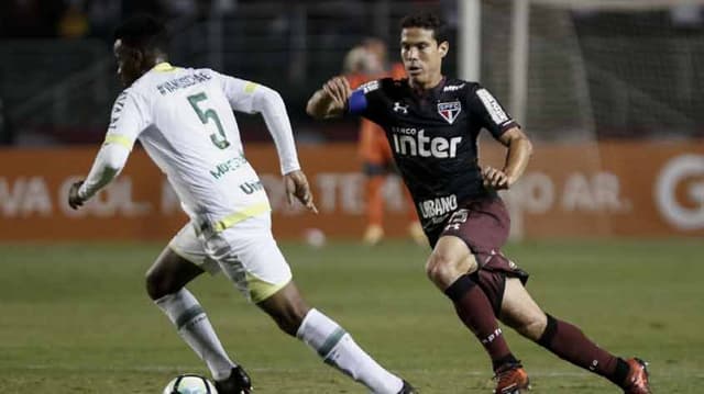 Hernanes em ação contra a Chapecoense nesta quinta-feira