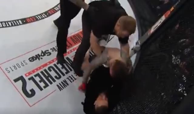 Conor McGregor invadiu cage do Bellator para comemorar vitória de Ward