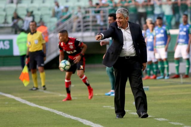 Rueda à beira do campo na partida contra o Palmeiras. O treinador reclamou dos erros do time