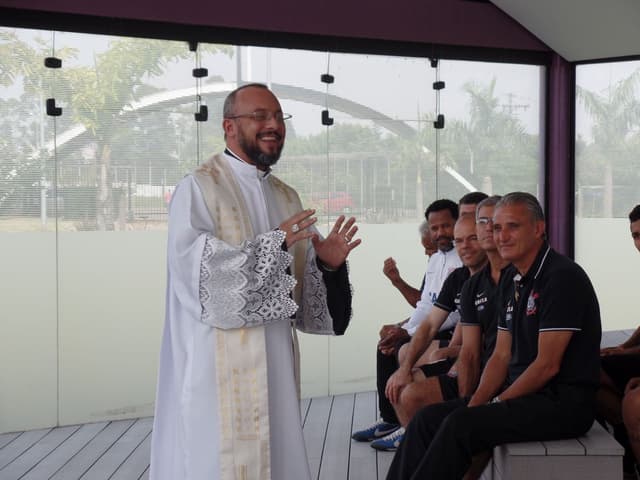 Padre Jeferson com Tite e jogadores no Corinthians