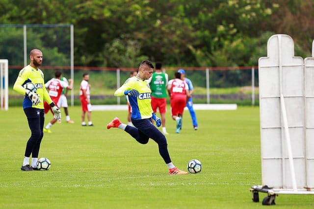 Goleiro Jean em treino no Bahia