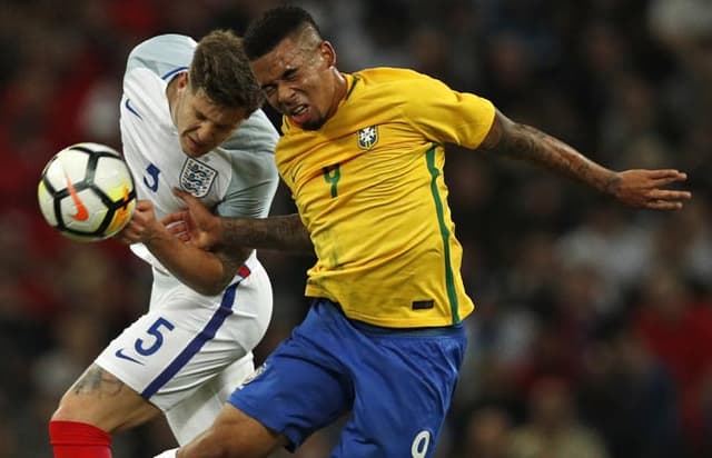 Stones e Gabriel Jesus - Inglaterra x Brasil