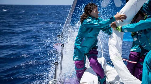 Barco de Martine Grael assume a liderança na costa brasileira  red-line