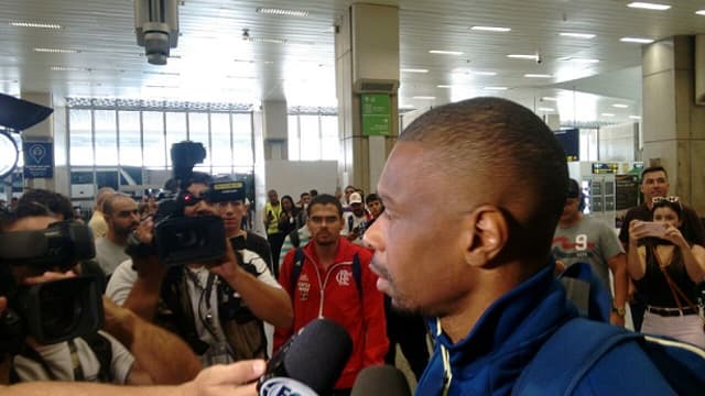 Juan conversa com a imprensa no desembarque do Flamengo