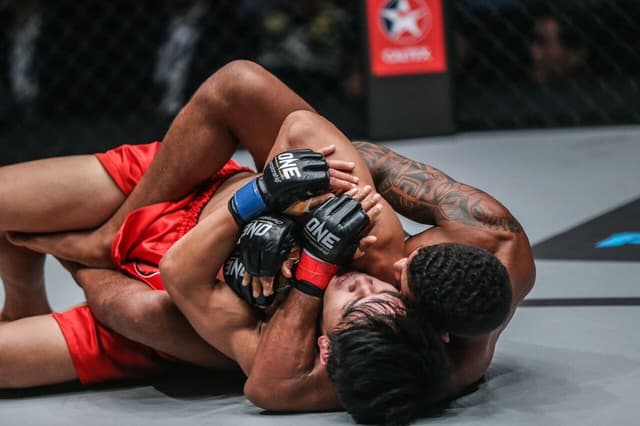 Adriano Moraes finalizou Danny Kingad ainda no primeiro assalto