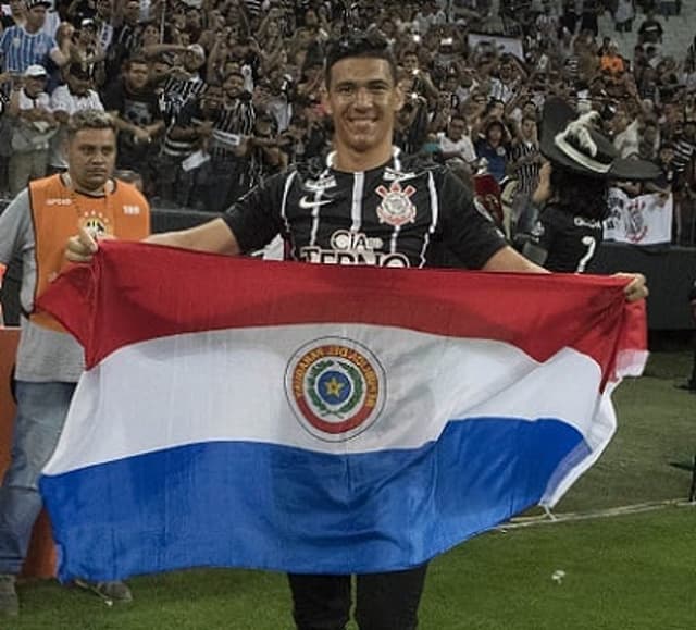 Balbuena comemorou o título com a bandeira do Paraguai&nbsp;