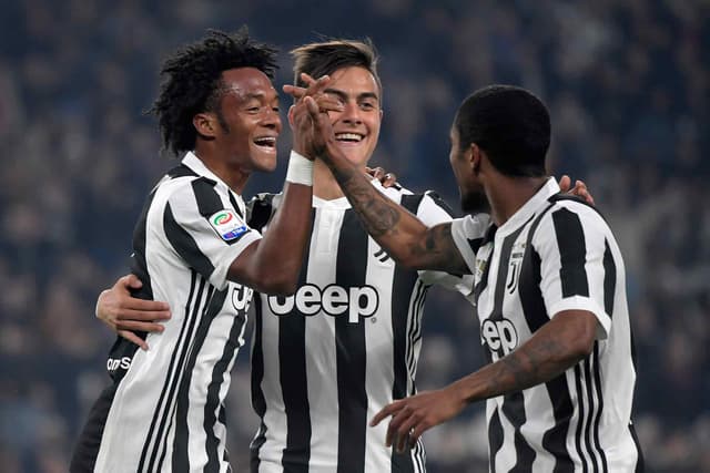 No Campeonato Italiano, Douglas Costa deu um passe para Dybala marcar, mas não foi suficiente para evitar a derrota da Juventus por 3 a 2 para a Sampdoria