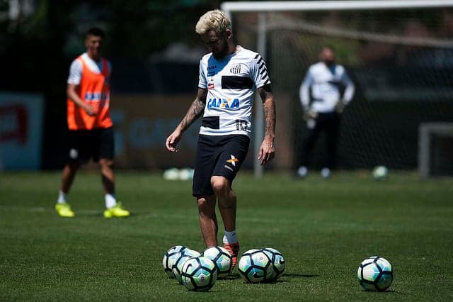 Cobrado pelos santistas pela falta de comprometimento em campo, Lucas Lima foi afastado pelo Santos e não atuará na reta final do Campeonato Brasileiro. O meia ainda não respondeu a proposta de renovação do Peixe, feita em junho, e tem acordo apalavrado com o Palmeiras. A saída conturbada de um atleta não é novidade na Vila...