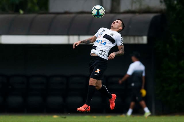 Em litígio com o Santos na Justiça, Zeca não aparece no CT Rei Pelé desde o final de outubro&nbsp;