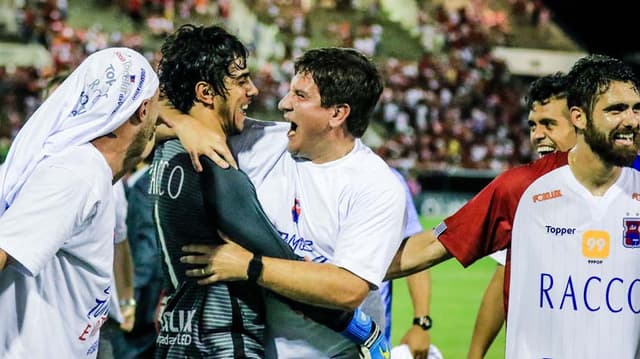 Matheus Costa comemora o acesso à Série A com o goleiro Richard