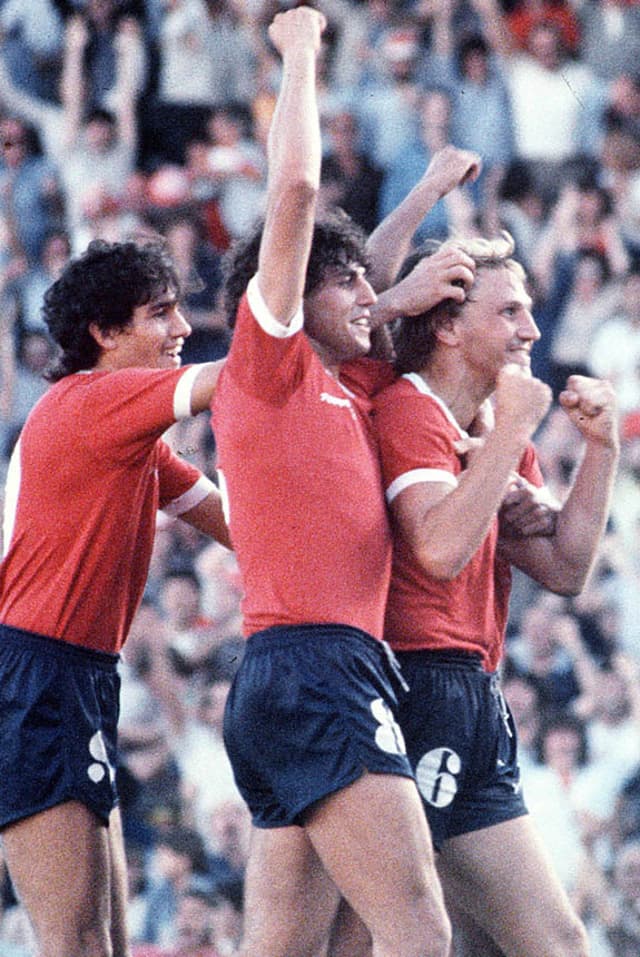 O Independiente é o time que mais contribuiu para este domínio argentino ganhando sete edições. O time foi campeão nos anos de 1964, 1965, 1972, 1973, 1974, 1975 e 1984