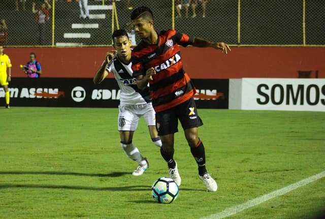 Lateral Caíque Sá está emprestado pelo Joinville ao Vitória até dezembro