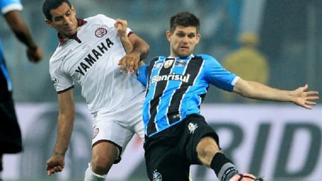 Walter Kannemann disputando bola com José Sand