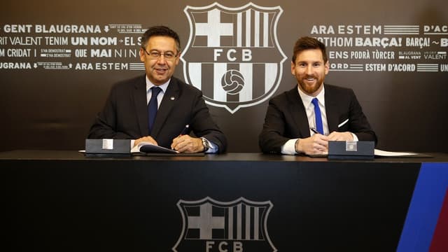 Messi assina contrato ao lado do presidente Josep Bartomeu (FOTO: DIvulgação do Barcelona)