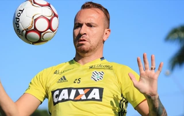 Zé Love comemora permanência do Figueirense na Série B