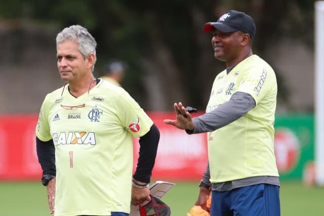 O técnico Reinaldo Rueda e o auxiliar Redín: Fla não pode mais errar