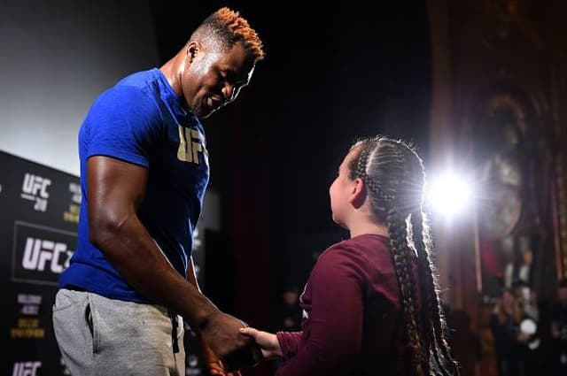 Francis Ngannou participa de treino aberto do UFC 218