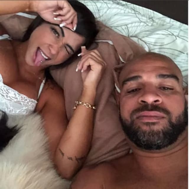 Adriano publicou foto na cama ao lado de morena nesta quinta