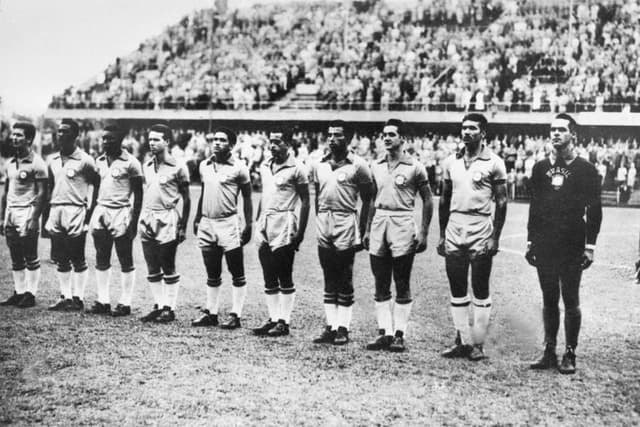 Em seu primeiro título, na Copa do Mundo de 1958, quando bateu anfitriã Suécia na decisão por 5 a 2, o Brasil ficou no Grupo 4. A estreia foi contra a Áustria: triunfo por 3 a 0. Depois, empate sem gols com a Inglaterra. A vaga foi conquistada em um triun