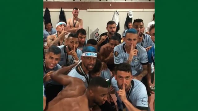 Jogadores do Grêmio provocam o Inter em comemoração pelo título da Liberta