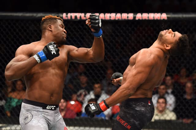 Francis Ngannou nocauteia Alistair Overeem de forma brutal no UFC 218