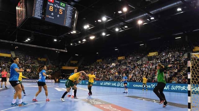 Brasil contra a Tunísia no Mundial de handebol feminino