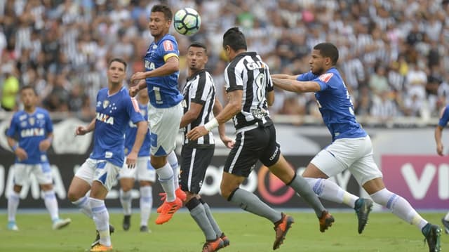 Torcida do Botafogo foi ao Niltão, mas viu o time sair da Libertadores. Veja galeria de imagens