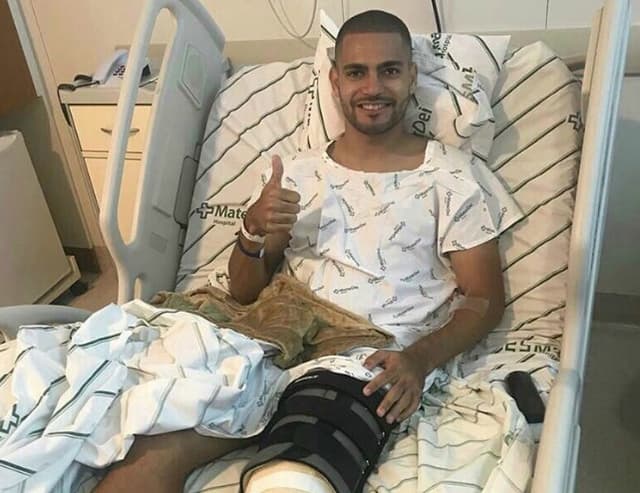 Clayton passa por cirurgia para reconstruir ligamento do joelho