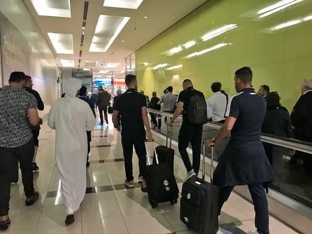 Parte da delegação do Grêmio chegando em Dubai