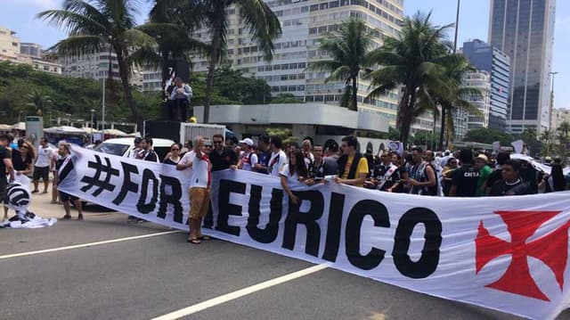 Confira a seguir imagens do último protesto realizado pela torcida do Vasco, ainda no ano passado, contra Eurico Miranda