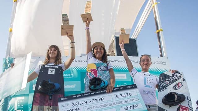 Brasileira fatura tricampeonato mundial de kitesurf e entra pra história do esporte