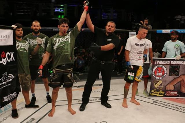 Kaue Fernandes finalizou Evandro Alemão na luta principal da noite