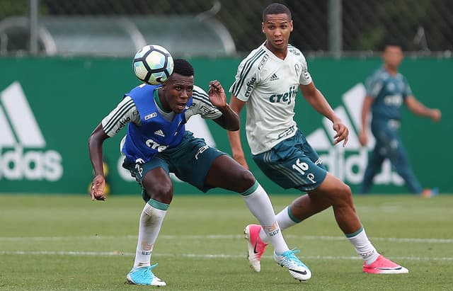 Pedrão disputa jogada com Deyverson durante treino