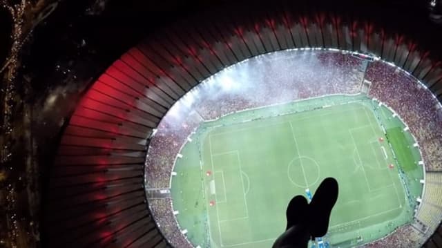 Torcedor invade Maracanã de paraquedas