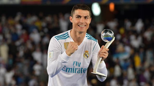 Segundo o "Daily Record", Cristiano Ronaldo informou o Manchester United e o PSG de uma possível saída do Real Madrid.&nbsp;De acordo com o jornal britânico, o português já teria conversado com o presidente merengue para que fosse liberado por 100 milhões de euros (R$ 396 milhões) e os clubes inglês e francês estão dispostos a contar com o jogador.