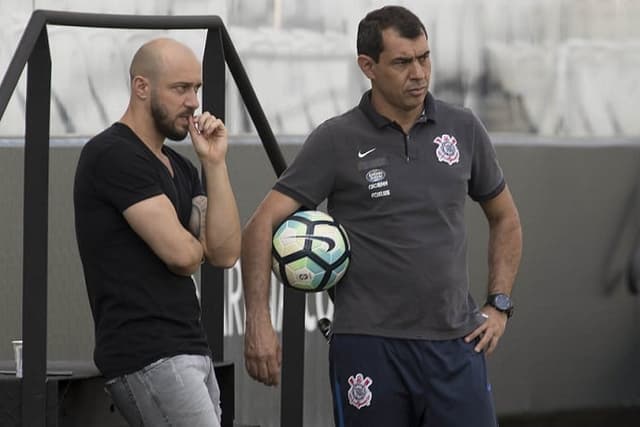 Alessandro ao lado do técnico Fábio Carille