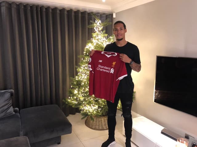 Van Dijk com a camisa do Liverpool