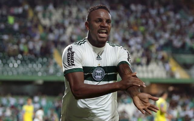 No Coritiba, Cleber conseguiu se destacar e foi titular na reta final do Campeonato Brasileiro