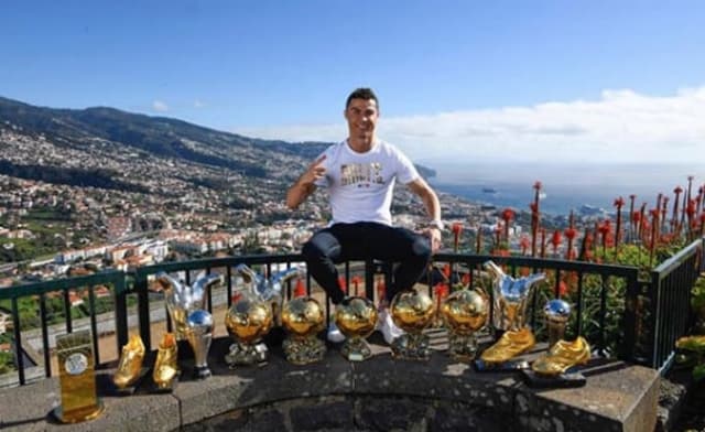 CR7 junta coleção de troféus individuais em sua terra natal