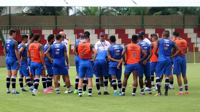 Zé Ricardo com os seus jogadores no treinamento desta quinta-feira. Veja a seguir outras imagens na galeria LANCE!