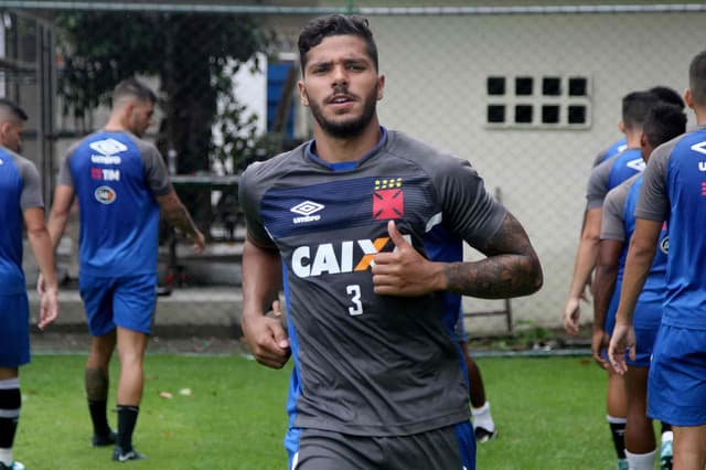 Henrique lateral-esquerdo do Vasco