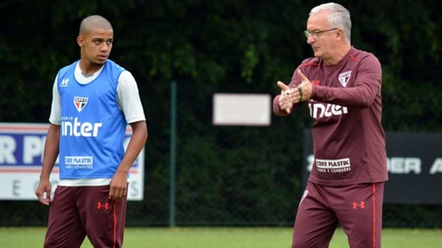 O garoto Brenner (à esq.) e o técnico Dorival Júnior&nbsp; durante conversa no CT da Barra Funda&nbsp;