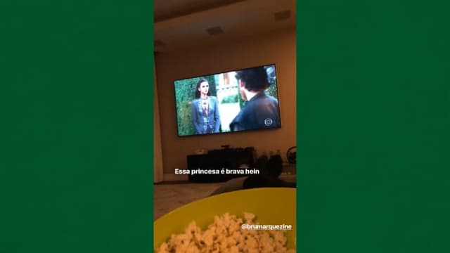 Neymar prepara pipoca e prestigia estreia de Marquezine em novela