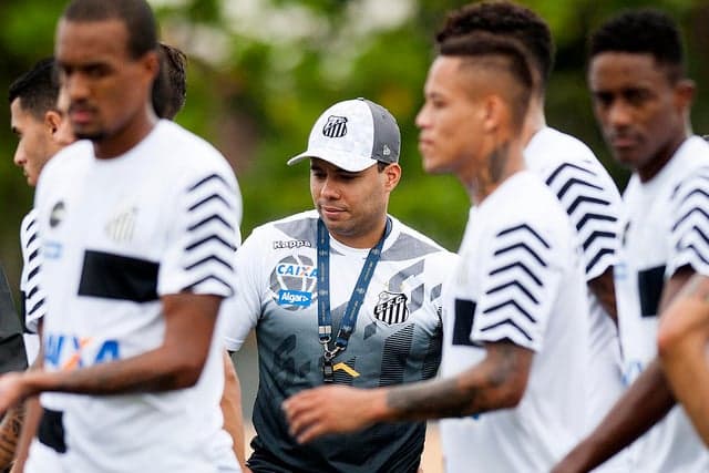 Jair Ventura já esboçou o time titular do Santos