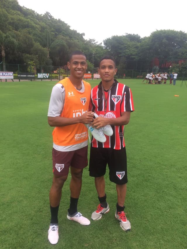 O zagueiro Bruno Alves presenteia a garotada