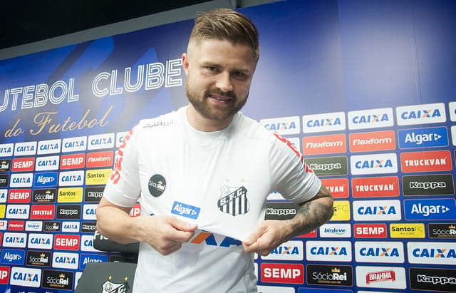 Eduardo Sasha posa com a nova camisa