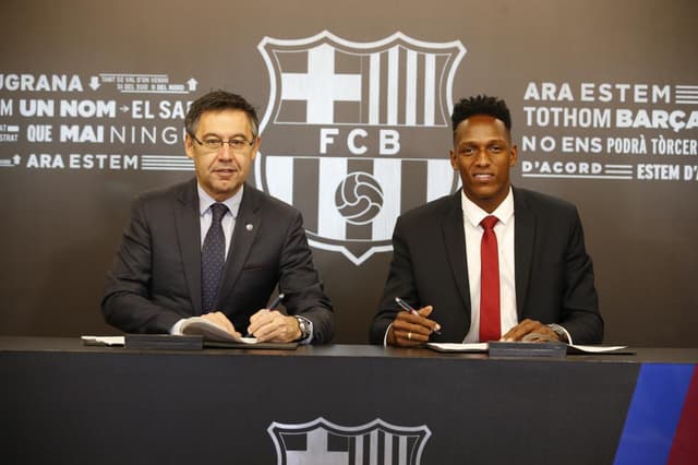 Yerry Mina assina com o Barcelona