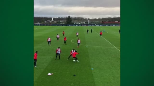 Neymar dá caneta desconcertante em treino do PSG