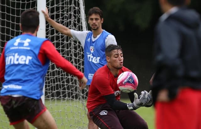 Goleiro Jean é o único recém-contratado pelo São Paulo já inscrito no Paulista até agora