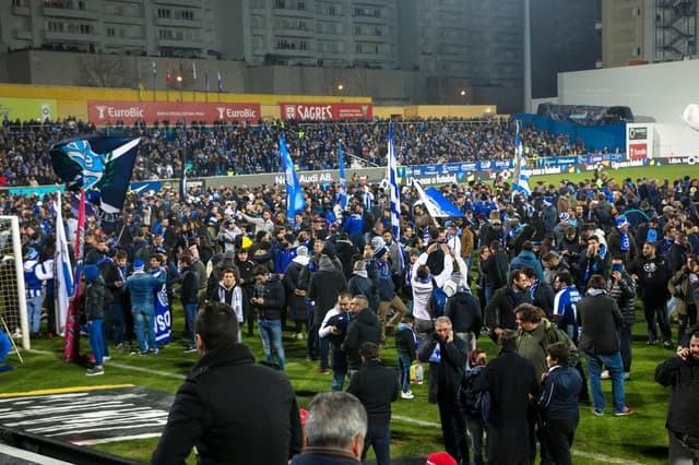 Torcedores no gramado - Estoril x Porto